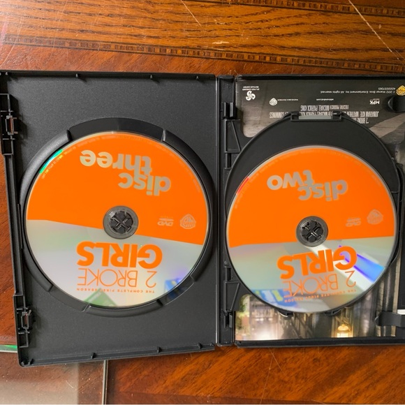 Two Broke Girls Television Series Season One DVD Set - Picture 5 of 5